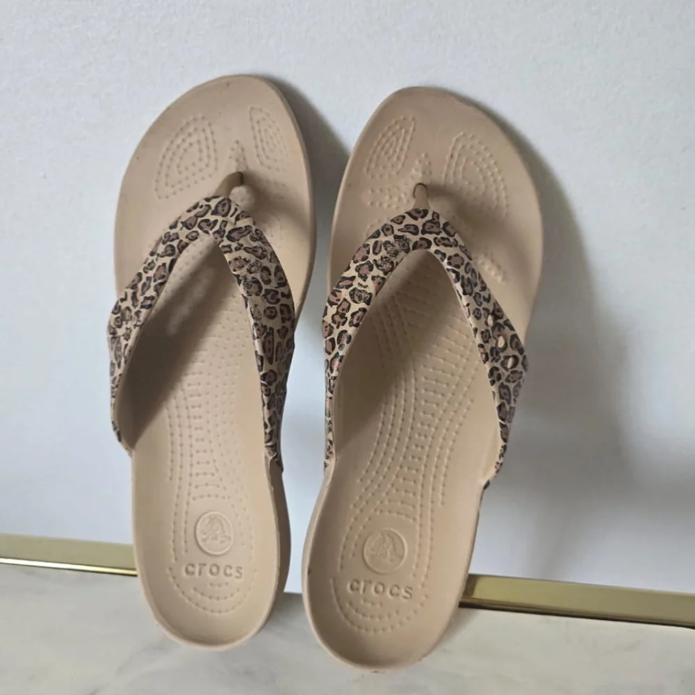 Crocs Kadee Flip Flop Womens 9 Leopard Cheetah Print Iconic Comfort Sandals
